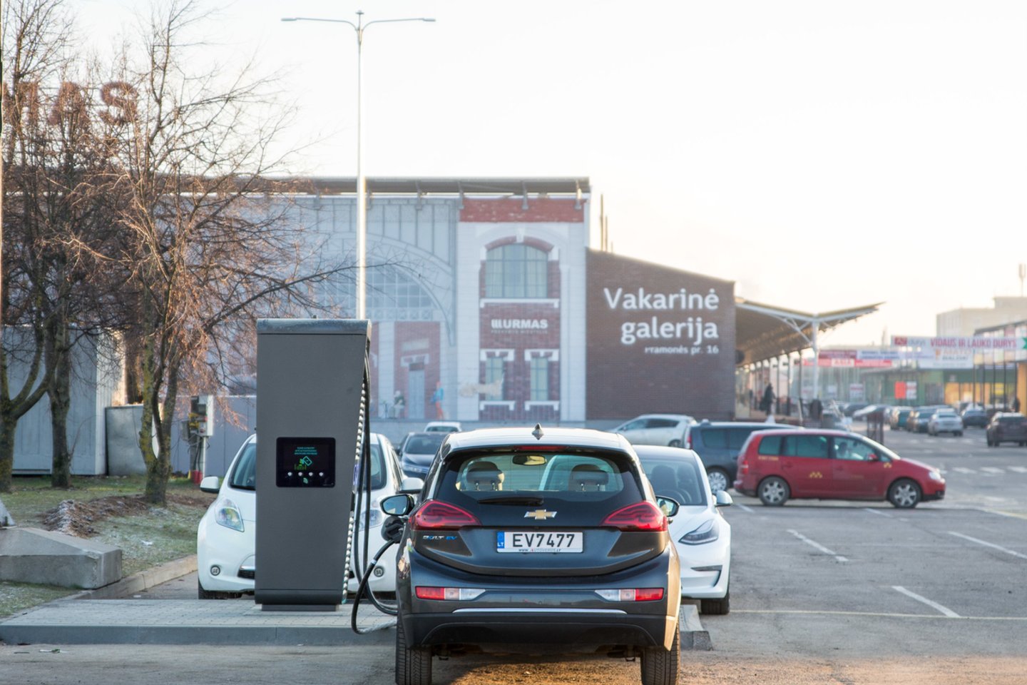 Kaune, prekybos miestelyje „Urmas“, gruodžio pradžioje pradėjo veikti galingiausia mieste (75 kW) elektromobilių įkrovimo stotelė. Tai pirmasis tokio tipo greitojo automobilių pakrovimo taškas Lietuvoje.<br>Pranešėjų spaudai nuotr.