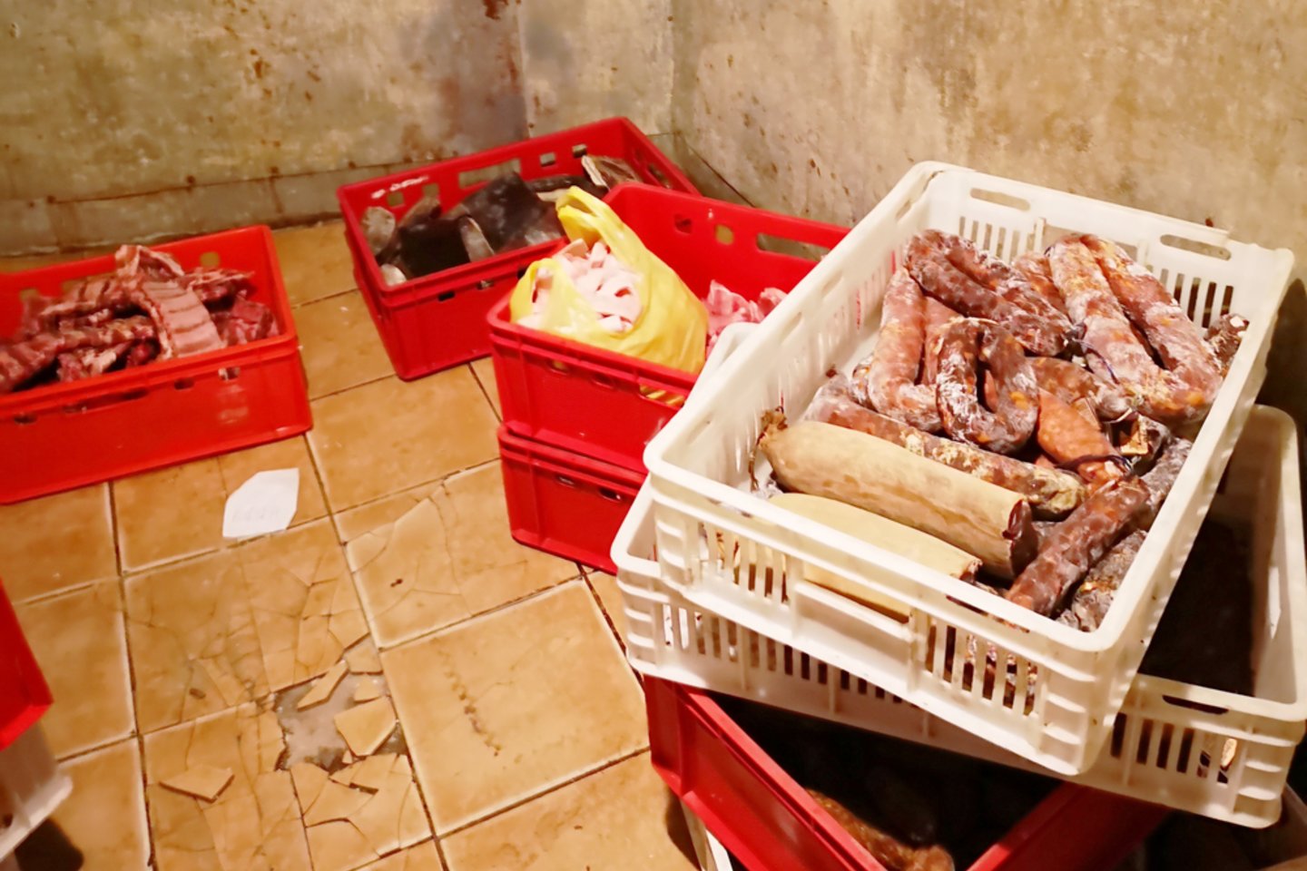 Neteisėta mėsos gaminių gamybos veikla buvo vykdoma antisanitarinėmis sąlygomis.<br>Pranešimo autorių nuotr.