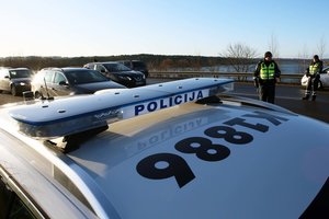 Vairuotojus už KET pažeidimus bausdavęs šaulys dabar kapstosi pats: koją pakišo suklastotos teisės