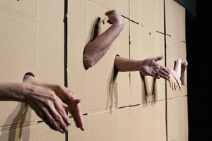 Klaipėdos teatralų dovana – Oskaro Koršunovo spektaklio „Mūsų klasė“ versija silpnaregiams