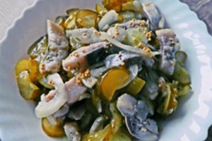 Silkė su raugintais agurkais, medumi ir garstyčiomis: darbo nedaug, o rezultatas – šventiškas