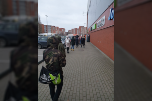 Pasiimti siuntos atvykusį klaipėdietį nustebino vaizdas prie prekybos centro 