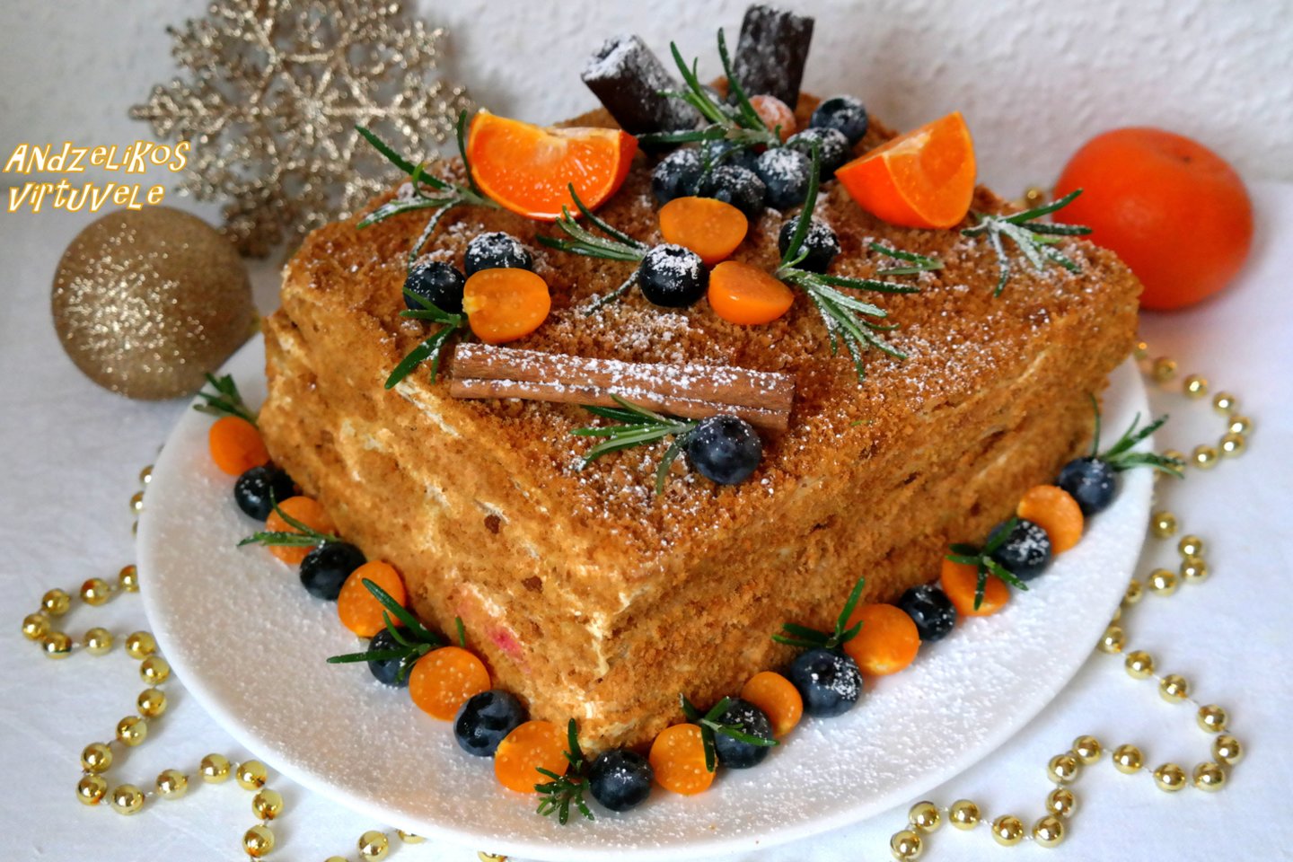  Medaus tortas su grietininiu kremu ir avietėmis.