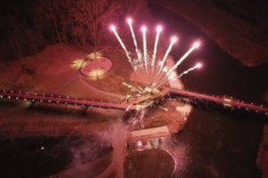 Kuršėnus nušvietė ir Kalėdų eglė, ir vienas ilgiausių Lietuvoje pėsčiųjų tiltas