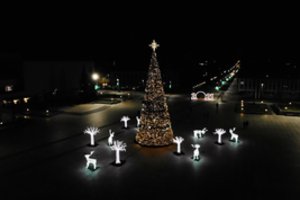 Grinčą mieste stebėjusi Marijampolė tyliai ir saugiai įžiebė gražuolę Kalėdų eglę