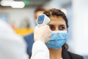 Yra manančių, kad bekontakčiai termometrai „nuskaito“ ar net žaloja smegenis: specialistė paaiškino, kaip jie veikia