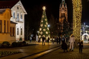 Saugiai ir jaukiai sutikti šventes raginanti Palanga jau įžiebė Kalėdų eglę