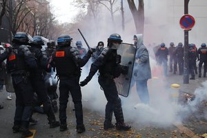 Paryžiuje minios žmonių protestavo dėl naujo saugumo įstatymo