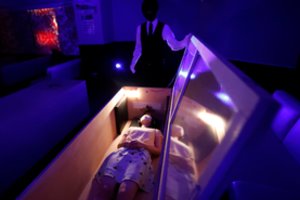 Pandemiją pamiršti siūlo atsigulus į karstą ir klausantis siaubo istorijų