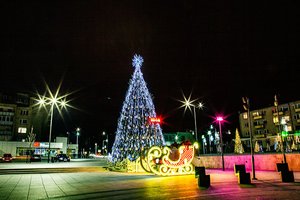 Radviliškio Kalėdų eglės įžiebime – ir mama Žiema, ir nykštukas Šaltukas