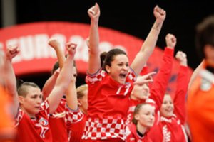 Varžovės stumia pasaulio rankinio čempiones prie prarajos krašto