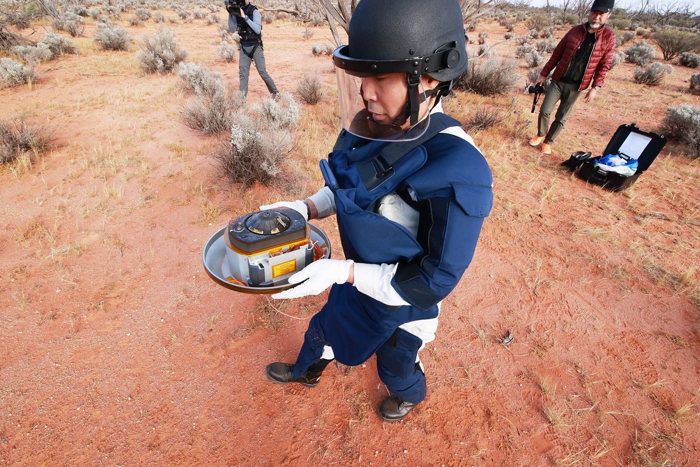  Šeštadienio vakarą konteineris su kosminės uolos – asteorido Ryugu – mėginiais parašiutu nusileido netoli Vumeros (Australija).