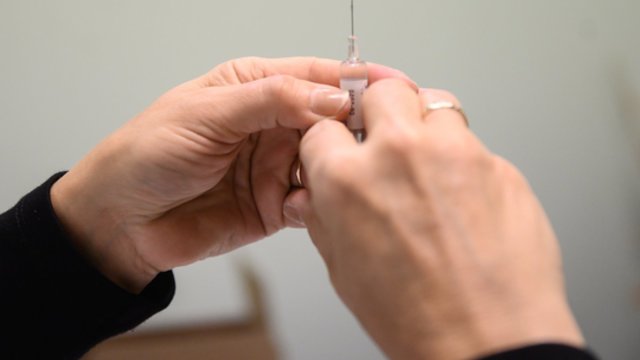 Jungtinę Karalystę pasiekė vakcinos nuo koronaviruso: skiepijimas prasidės antradienį