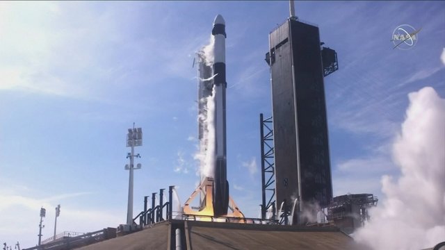 „SpaceX“ krovininis erdvėlaivis sėkmingai startavo į Tarptautinę kosminę stotį