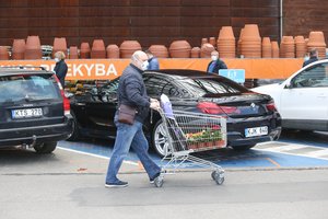 Kaip gyvensime iki Naujųjų: dėl naujų ribojimų dirbsime, apsipirkinėsime ir net automobilius statysime kitaip
