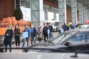 Dar labiau griežtina lankymąsi parduotuvėse, automobiliams leis užimti tik 20 proc. vietų