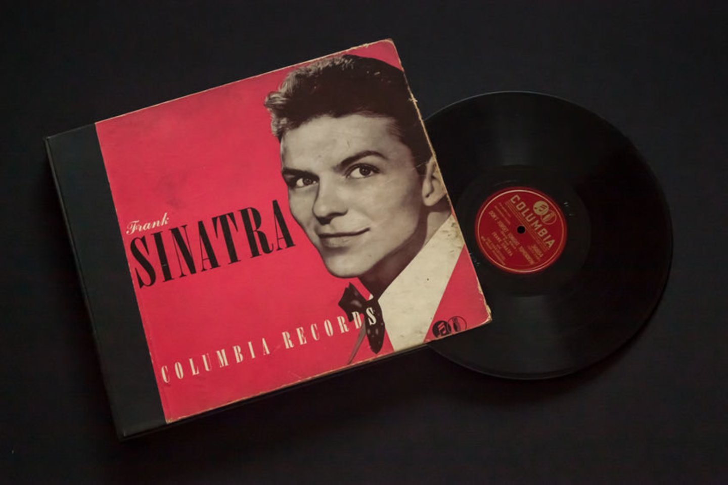 1915 m. gimė amerikiečių dainininkas ir aktorius, tapęs amerikietiškojo gyvenimo stiliaus simboliu, Frankas Sinatra. Mirė 1998 m.