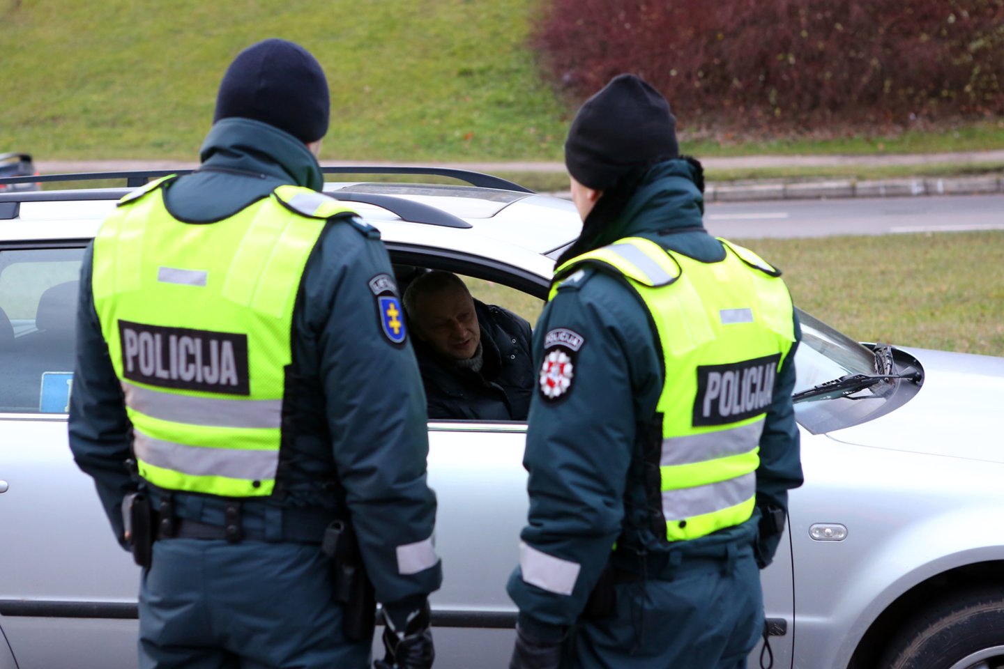 Kauno apskrities vyriausiojo policijos komisariato Kelių policijos valdybos Kelių patrulių kuopos pareigūnai toliau tikrino, kaip eismo dalyviai laikosi kelių eismo taisyklių.<br>P.Mantauto nuotr.