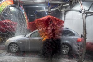 Apsilankymas automobilių plovykloje baigėsi nuostoliais: kas privalo atlyginti žalą