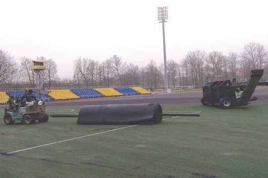 Kėdainių stadione keičiama futbolo aikštės danga