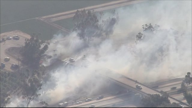 Vaizdai iš Pietų Kalifornijos: staigiai plinant liepsnoms, dūmai pasiglemžė tiltą