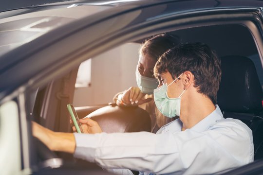 Uteniškiai nutarė išsiaiškinti, ar susirinkę keturiese automobilyje nepažeidžia karantino taisyklių.