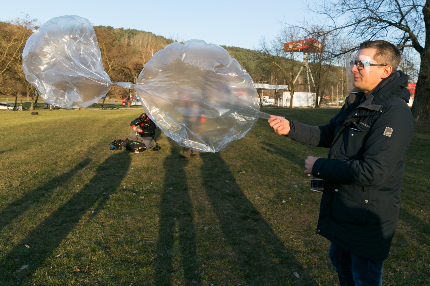  Šaltoką gruodžio rytą iš pievelės šalia Geležinio vilko gatvės sėkmingai pakilo balionų sistema LKB-1, gabenanti „Arduino“ kompiuterį su radijo švyturėliu ir saulės baterijų moduliu.<br> T. Bauro nuotr.