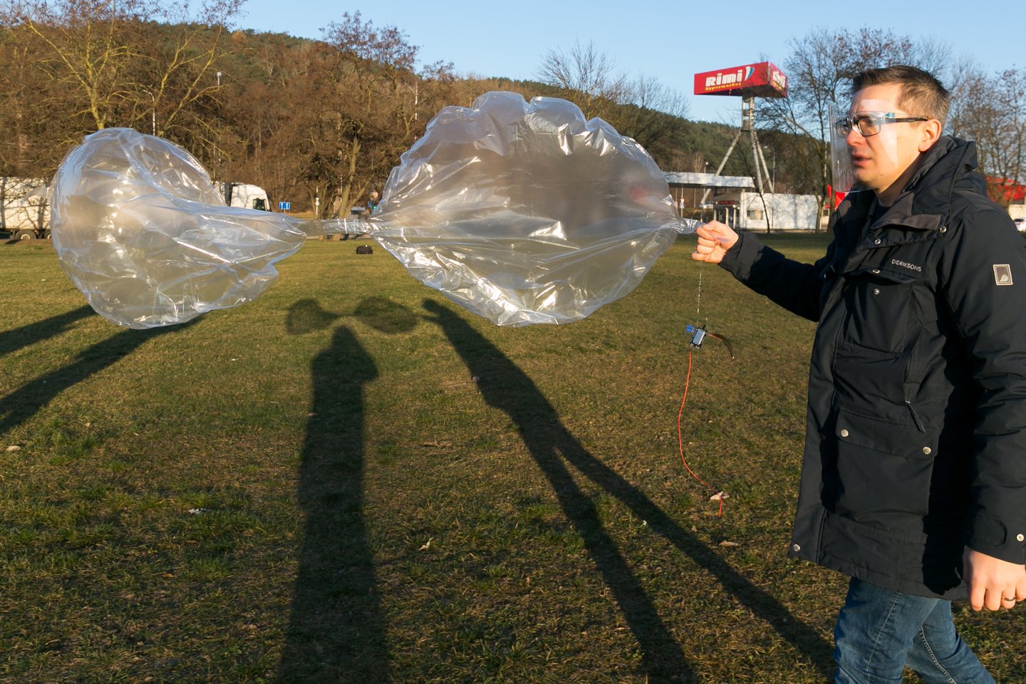  Šaltoką gruodžio rytą iš pievelės šalia Geležinio vilko gatvės sėkmingai pakilo balionų sistema LKB-1, gabenanti „Arduino“ kompiuterį su radijo švyturėliu ir saulės baterijų moduliu.<br> T. Bauro nuotr.
