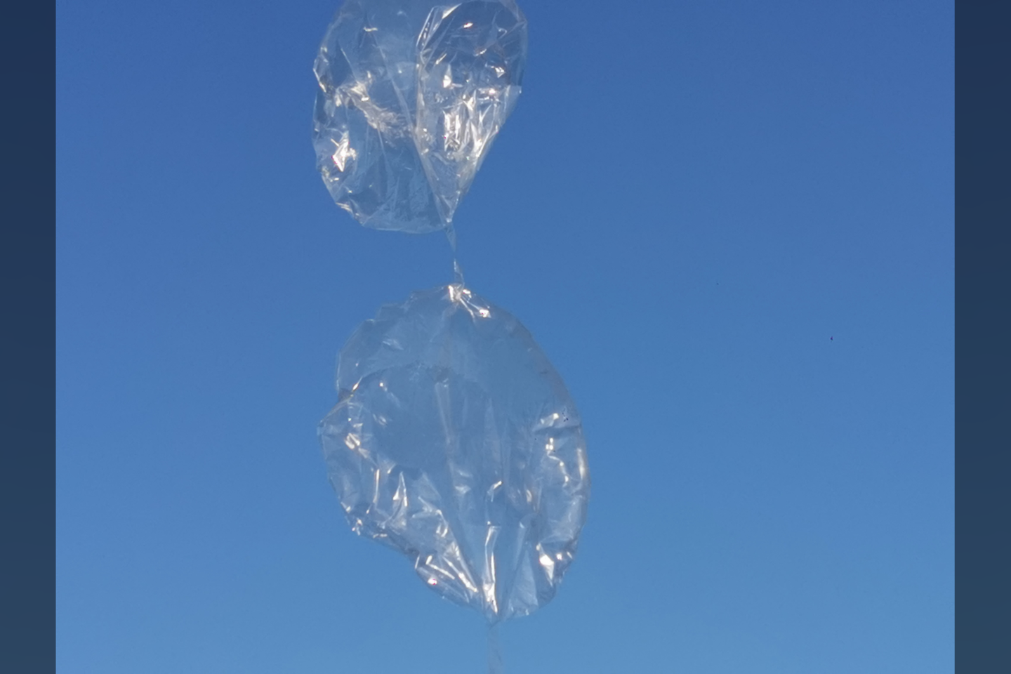   Šaltoką gruodžio rytą iš pievelės šalia Geležinio vilko gatvės sėkmingai pakilo balionų sistema LKB-1, gabenanti „Arduino“ kompiuterį su radijo švyturėliu ir saulės baterijų moduliu.<br> A. Rutkausko nuotr.