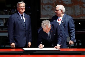 Buvę Lenkijos prezidentai ragina nevetuoti ES biudžeto