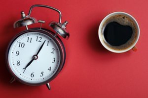 Vos prabudę neskubėkite griebtis kavos – profesorius paaiškino, kuo tai gresia