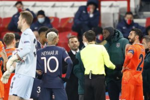 Skandalas Čempionų lygoje – rungtynės Paryžiuje nutrauktos dėl teisėjo rasistinio išpuolio