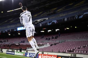 „Manchester United“ gavo lemtingą antausį Leipcige, o „Barcelona“ krito namuose, bet nejautė skausmo