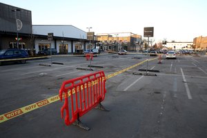 Prekybos centrai pradeda riboti žmonių ir automobilių srautus