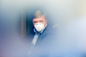 R. Karbauskis svaidosi žaibais: kaltina naują valdžią arogancija ir skubėjimu, kuris žmonių mirčių nesumažins
