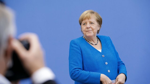 A. Merkel negailėjo kritikos: reikalauja griežtesnių suvaržymų koronaviruso plitimui stabdyti