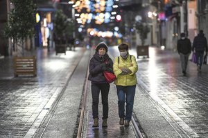 Turistams taisyklės negalioja: kol turkai sėdi namuose, užsieniečiai mėgaujasi laisve