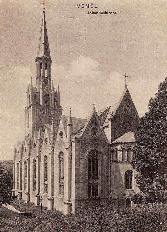 XX a. pr. atvirukas detaliai vaizduoja Šv. Jono bažnyčios pietinio ir rytinio fasadų dalis, dalį bokšto ir altorinės apsidės, taip pat bažnyčios aplinką. Atvirukas išsiųstas 1915 m.<br> KPD nuotr.