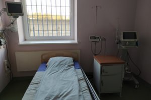 Iš pirmų lūpų: kova prieš COVID-19 verda ir už grotuotų kalėjimo langų