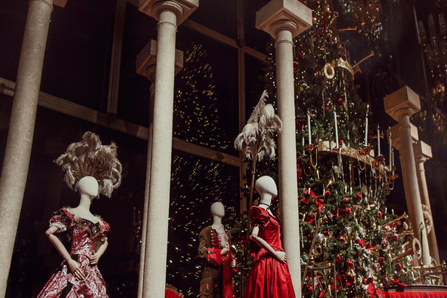 Spindinti, paslaptinga, užburianti: tokia Kalėdų eglutė jau netrukus nušvies LNOBT Raudonąją fojė.<br>AAStudio photography nuotr. 