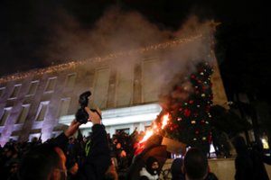 Albanijos sostinėje per protestą prieš policijos smurtą kilo riaušės