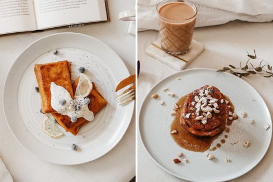 Lietiniai blynai su varške ir citrininiu jogurto padažu ir varškėčiai su kalėdiniu klevų sirupu.