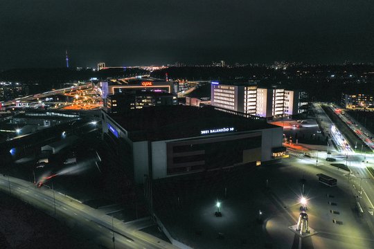 Mobilus koronaviruso patikros punktas, įrengtas aikštelėje Vilniuje netoli prekybos centro „Ozas“.<br>V.Ščiavinsko nuotr.