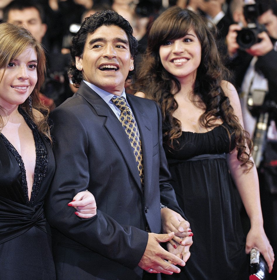 2008-ųjų gegužę į serbų režisieriaus Emiro Kusturicos dokumentinio filmo „Maradona“ pristatymą tarptautiniame Kanų kino festivalyje Diego Maradona atvyko lydimas dukterų Dalmos ir Gianninos.<br> AFP/Scanpix.com nuotr.