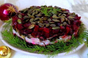 Paprastai paruošiama ir labai skani silkė su džiovintais obuoliais, grybais ir burokėliais