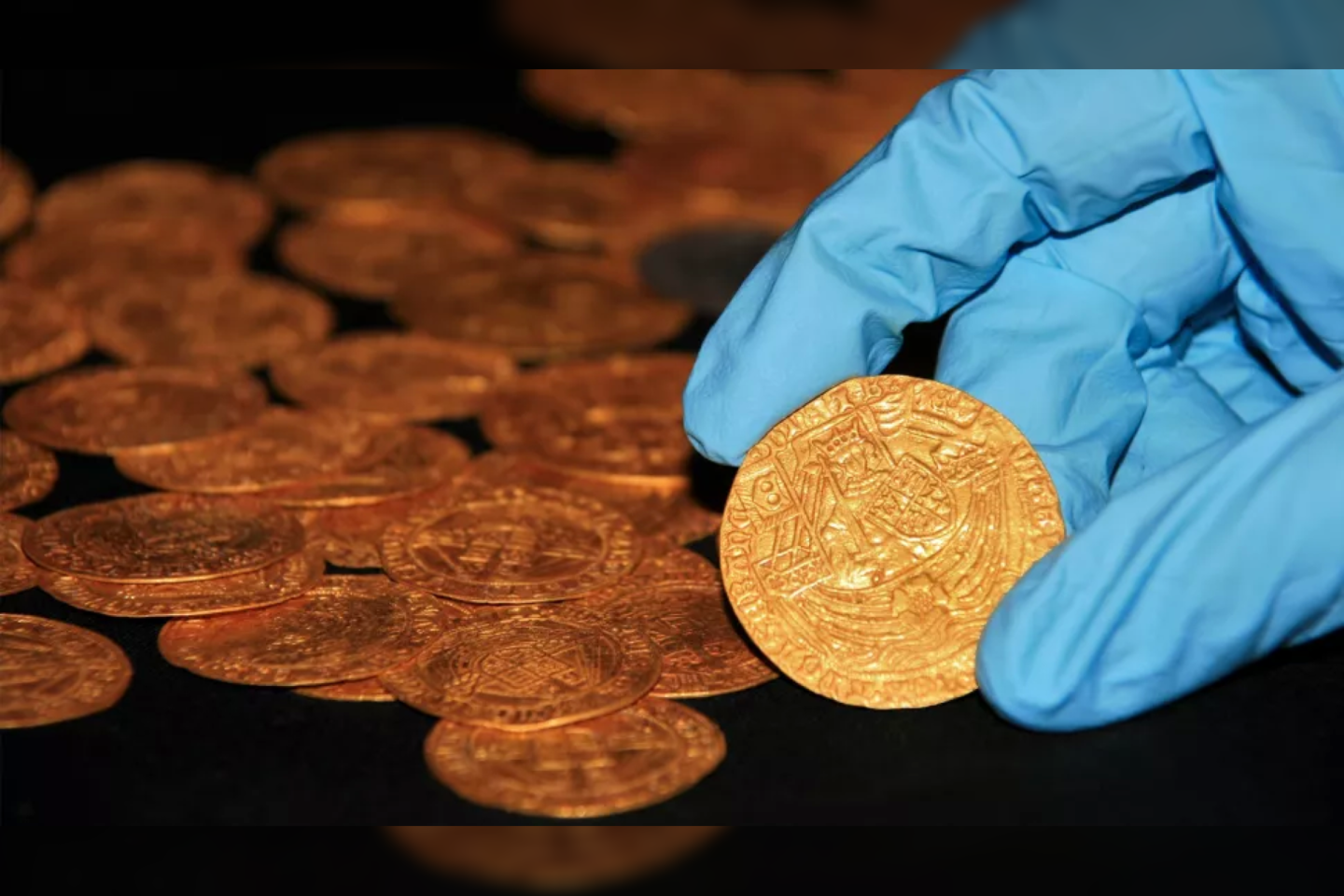  Lobį sudaro 63 auksinės ir viena sidabrinė monetos. Tai pinigai, nukaldinti per beveik 100 metų laikotarpį: nuo XV a. pabaigos iki XVI a.<br> Britų muziejaus / PAS nuotr.