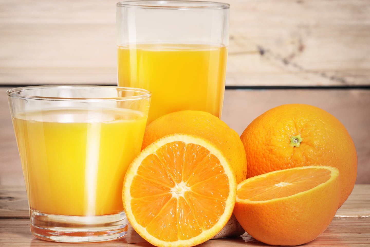  Vienoje apelsinų sulčių stiklinėje yra tiek koncentruoto cukraus, kiek penkiuose ar šešiuose neapdorotuose apelsinuose. O išgerti vieną stiklinę apelsinų sulčių yra žymiai paprasčiau, nei vienu prisėdimu suvalgyti 5-6 apelsinus.<br> 123rf nuotr.