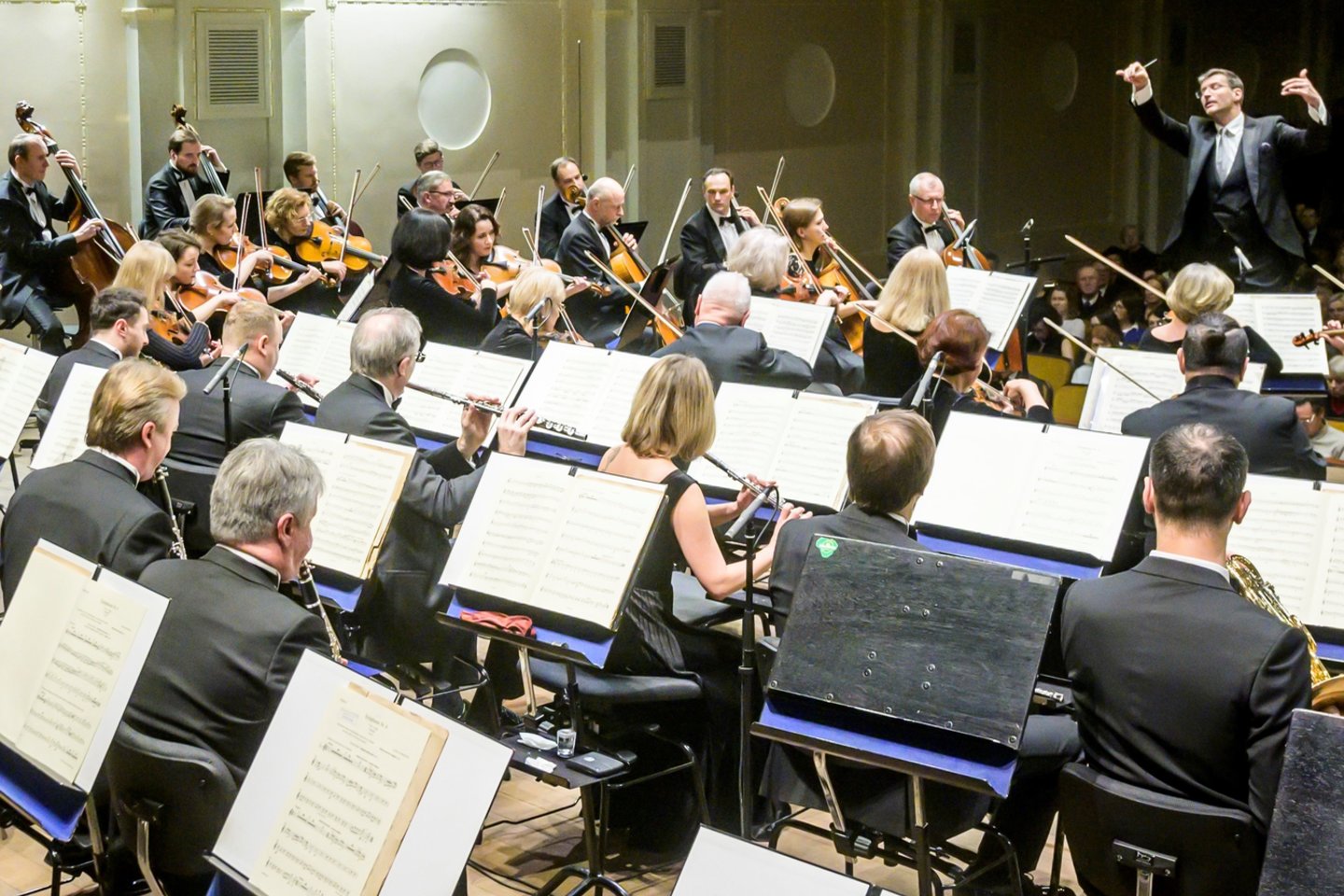  Lietuvos nacionalinis simfoninis orkestras, diriguojamas M.Pitrėno, groja L.van Beethoveną.<br> D.Matvejevo nuotr.