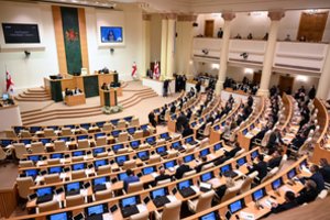 Gruzijos opozicija boikotuoja naujojo parlamento pirmąjį posėdį