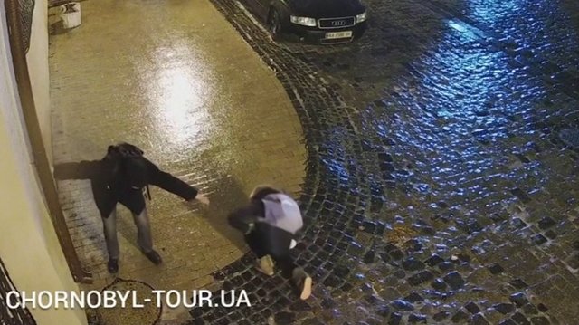Kijevo gatvėse – kuriozinė situacija: apledijęs šaligatvis žmones vertė ropoti keturiomis